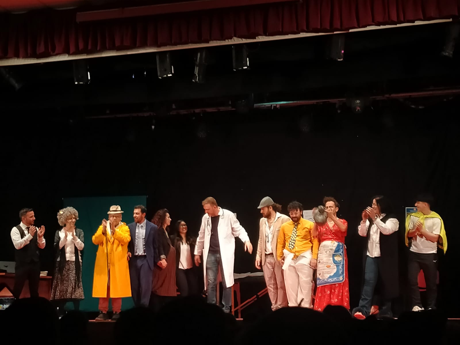 La compagnia durante uno spettacolo