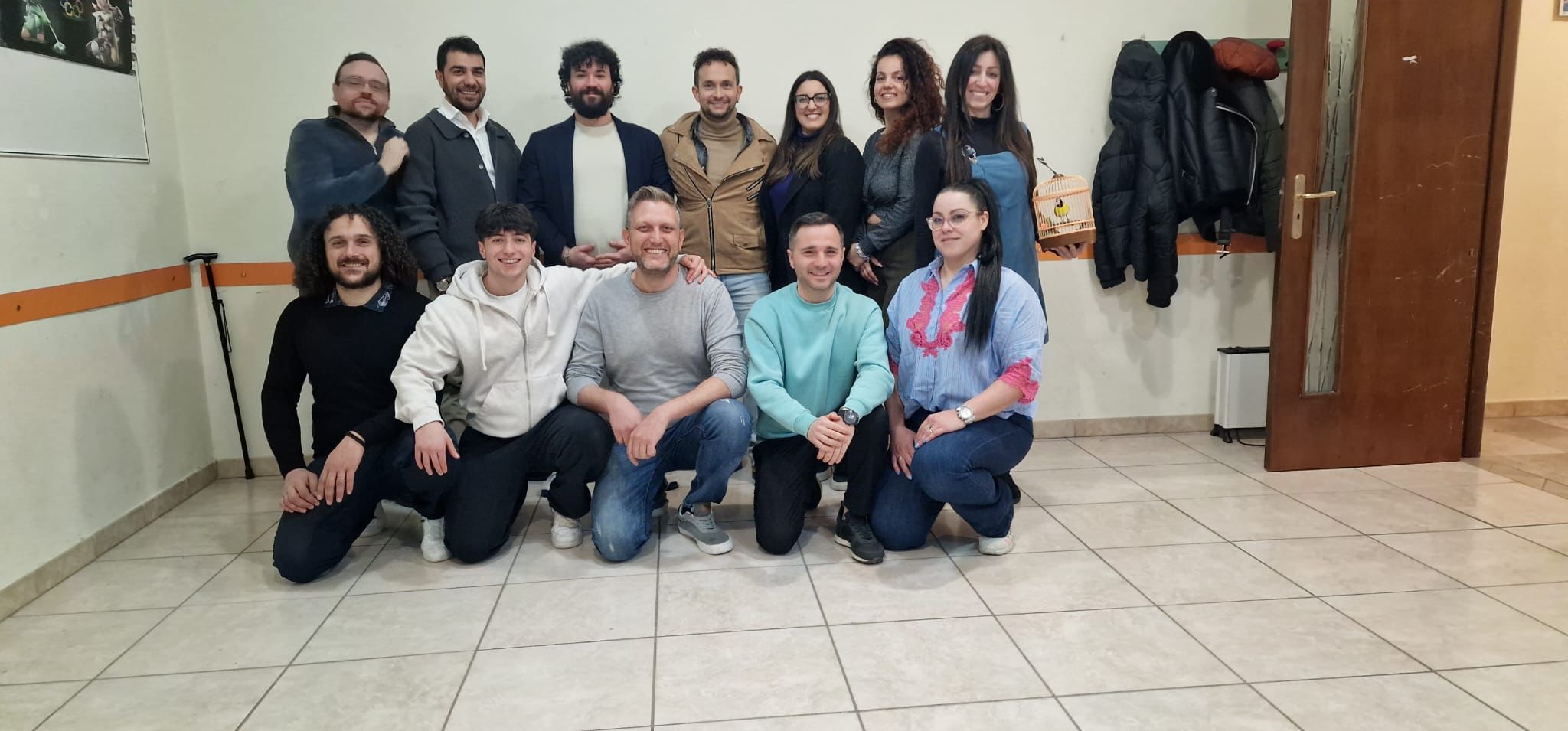 La compagnia al completo dietro le quinte